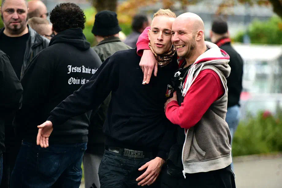 Bevor angereiste Teilnehmer*Innen den Kundgebungsplatz betreten konnten, mußten diese durch eine von der Polizei eigens errichteten Kontrollstation. Dort fand eine Leibesvisitation statt.