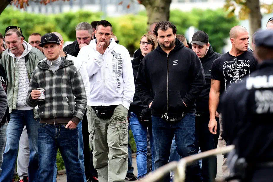... auffällig war die hohe Anzahl an alkoholisierten Teilnehmer*innen die sich vom Bahnhof her zum Kundgebungsort bewegten. Nach Angaben angereister Neonazis war der Konsum von "Alkohl und Kokain" bereits im Zuge der Anreise beträchtlich gewesen. Ein Umstand der sich auch im Verlauf der Kundgebung, zumindest im Bezug auf den Alkohol nicht wirklich änderte. Immer wieder bewegten sich Kleingruppen vom Kundgebungsplatz weg um am Bahnhof ungestört Alkohol zu konsumieren - dieser war auf der Kundgebung untersagt.