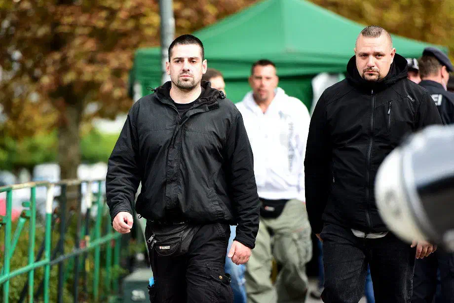Auch Mitglieder der im September 2012 vom niedersächsischen Innenminister verbotenen Neonazi-Gruppierung "Besseres Hannover" nahmen die Anreise nach Dortmund auf sich. 