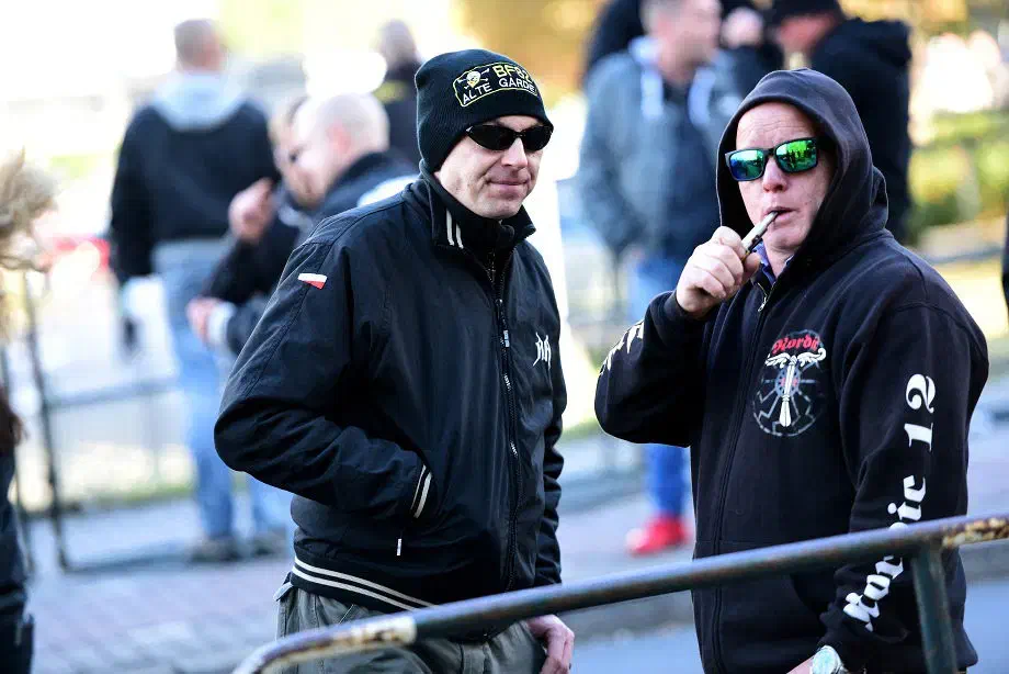 Aus Mitgliedern der Band und der Dortmunder Kameradschaftsszene hat sich etwa 2003 die "Oidoxie Streetfighting Crew" gegründet. Der terroristischen Vereinigung wird vorgeworfen sich Waffen beschafft und für den Kampf trainiert zu haben. Anschlagspläne sollen diskutiert worden sein, es gab Schießübungen.