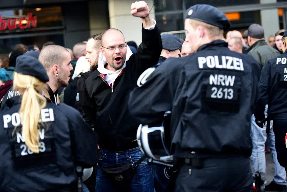 Kurz nach Beginn des Auftrittes zogen etliche Teilnehmer*innen zurück zum Bahnhofsgebäude. In der Folge ereigneten sich vereinzelte Übergriffen auf Gegendemonstrant*Innen und Pressevertreter*Innen.