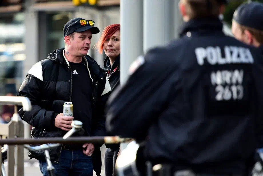 Auch der Alkoholkonsum der angereisten Neonazis stieg beständig...