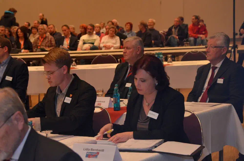Im Hintergrund die Fraktion aus der Wählergemeinschaft "Wir für Oldenburg" (WFO) und der Partei ALFA, vertreten durch den ehemaligen AfD'ler Dr. Hans Hermann Schreier. Die Partei ALFA musste sich nach einem Rechtsstreit in "Liberal-konservative Reformer" umbenennen.