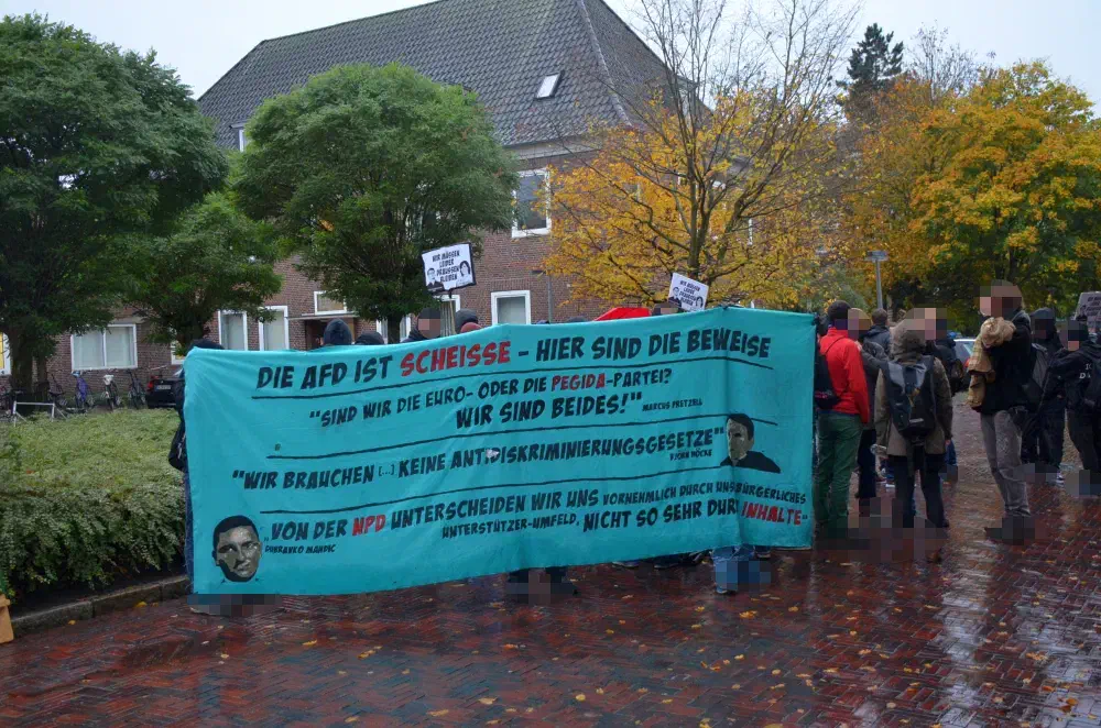 Vor der Halle protestierten ca. 100 Personen gegen den Einzug von AfD und ALFA in den Stadtrat.