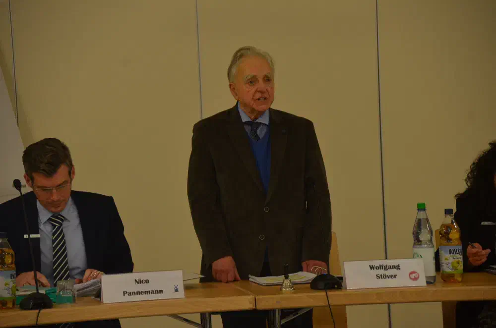 Wolfgang Stöver leitete die Sitzung als Altersvorsitzender, bis der neue Ratsvorsitzende gewählt wurde.