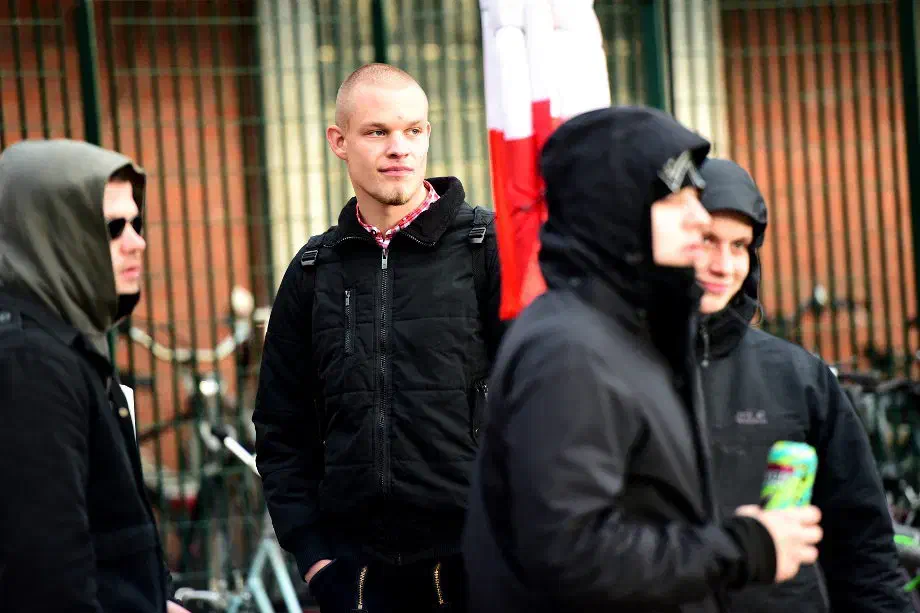 Angesichts wegbrechender und in Transformation befindlicher Strukturen blieb die Anzahl der angereisten Teilnehmer*innen in Nienburg marginal. Während in der Vergangenheit Teilnehmer*innenzahlen zwischen 100 und 200 Personen eine Konstante bildeten, sind in Norddeutschland inzwischen Demonstrationen welche den dreistelligen Bereich an Teilnehmer*innen erreichen, bereits als groß zu werten. In Nienburg blieb diese Anzahl allerdings bei unter 50 angereisten Personen.