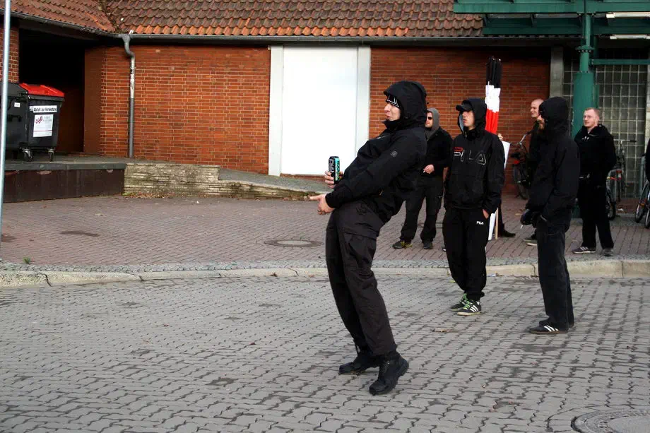 Ein Mitglied der, sich selbst als "Dizipliniert" bezeichnenden "Aktionsgruppe Nienburg" bei der Konversation mit Polizei und Gegendemonstrat*innen... 