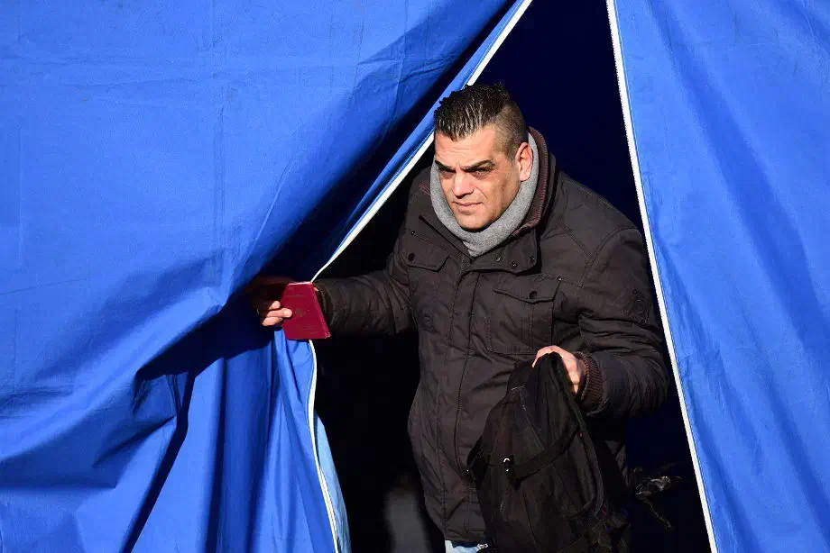 Unter den nach Köln gereisten Neonazis befand sich auch der Neonazifunktionär Jens Wilke, seines Zeichens NPD-Kandidat zur vorangegangenen Landratswahl für Göttingen und zur Wahl des Kreistages in Göttingen. Wilke gilt als eine der führenden Kräfte hinter den Vernetzungsstrukturen der Neonaziorganisation "Freundeskreis Thüringen und Niedersachsen"