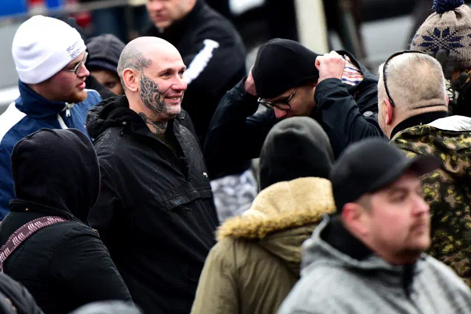 Wilke gehörte zu einer kleinen Reisegruppe von Neonazis aus Niedersachsen. Unter diesen befand sich auch Mario Messerschmidt der die Jahre 2009 bis 2014 im Gefängnis verbrachte. Messerschmidt war wegen Verstoßes gegen das Waffen- und Kriegswaffenkontrollgesetz sowie wegen Bedrohung und Beleidigung zu fünf Jahren Haft verurteilt worden.