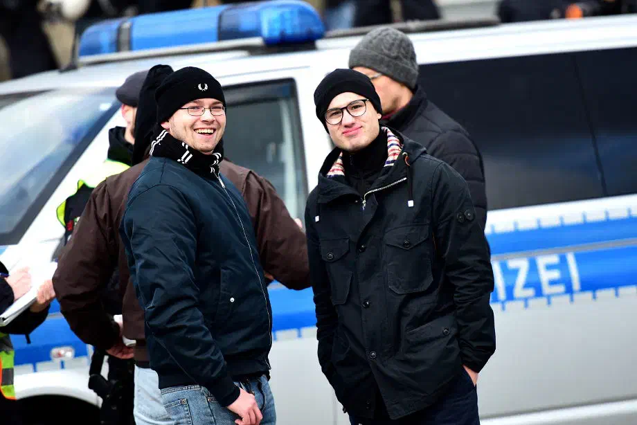 Rechts im Bild: Jan Fartas, Anmelder des nun in Köln stattgefundenen Neonaziaufmarsches. Ihm zur Seite stand Johannes Welge, noch bis vor kurzem Vorsitzender des Hildesheimer Kreisverbandes der neonazistischen Partei "Die Rechte". 