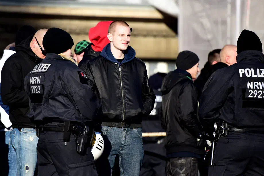 Anreisende Demonstrationsteilnehmer*innen wurden in einem eigens bereitgestellten Kontrollzelt durch die Polizei durchsucht. Dies führte zu einer zeitlichen Verzögerung der Neonaziveranstaltung, woraufhin die Veranstaltungsleitung den Beginn der Demonstration auf einen späteren Zeitpunkt verschob.