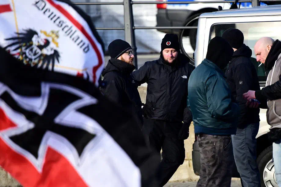 Die Bereitschaft zur Teilnahme hielt sich zusammenfassend in engen Grenzen. Insgesamt nahmen etwa 85 Neonazis am Demonstrationszug teil. Hinzu kam, dass etliche Neonazis noch vor Beginn des Demonstrationszuges den Veranstaltungsort bereits verließen. Dortmunder Neonazis stellten zwar ein Lautsprecherfahrzeug. Deren Teilnahme war aber, wie am Rande der Veranstaltung eingeräumt wurde, dem Zweck geschuldet Unterschriften für die neonazistische Partei "Die Rechte" zu sammeln, damit diese bei den kommenden Wahlen antreten könne.