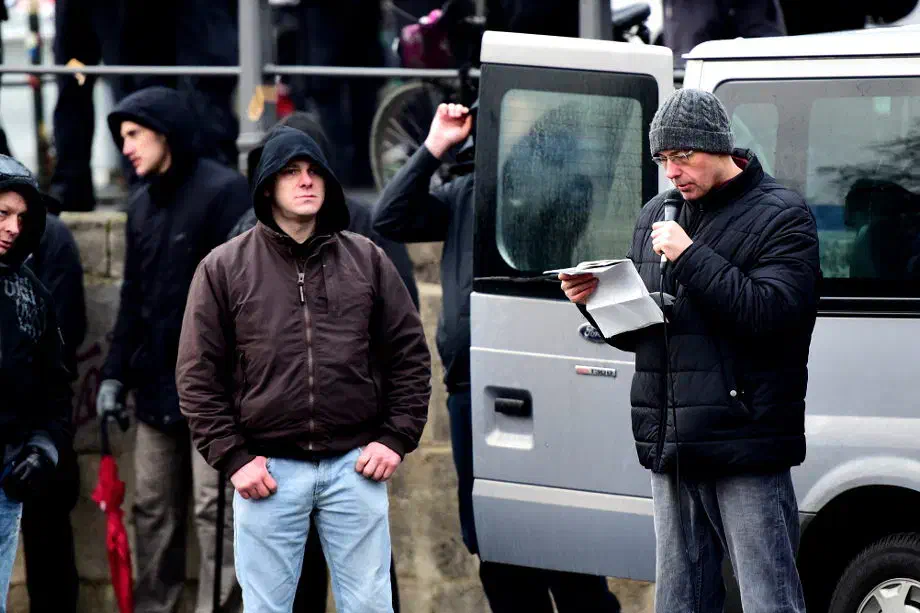 Der führende Kölner Neonaziaktivist Paul Breuer beim Verlesen der Auflagen.
