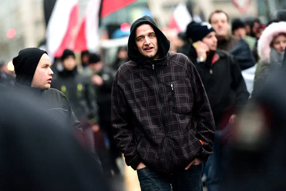 Bereits nach wenigen Metern musste der Demonstrationszug der Neonazis erstmals stoppen. Dieser Neonazi hatte zuvor den Arm zum Hitlergruß erhoben. Die Veranstaltungsleitung schloß den Neonaziaktivisten daraufhin, auch auf nachdrückliche Aufforderung durch die eingesetzten Polizeikräfte, von der Demonstration aus.