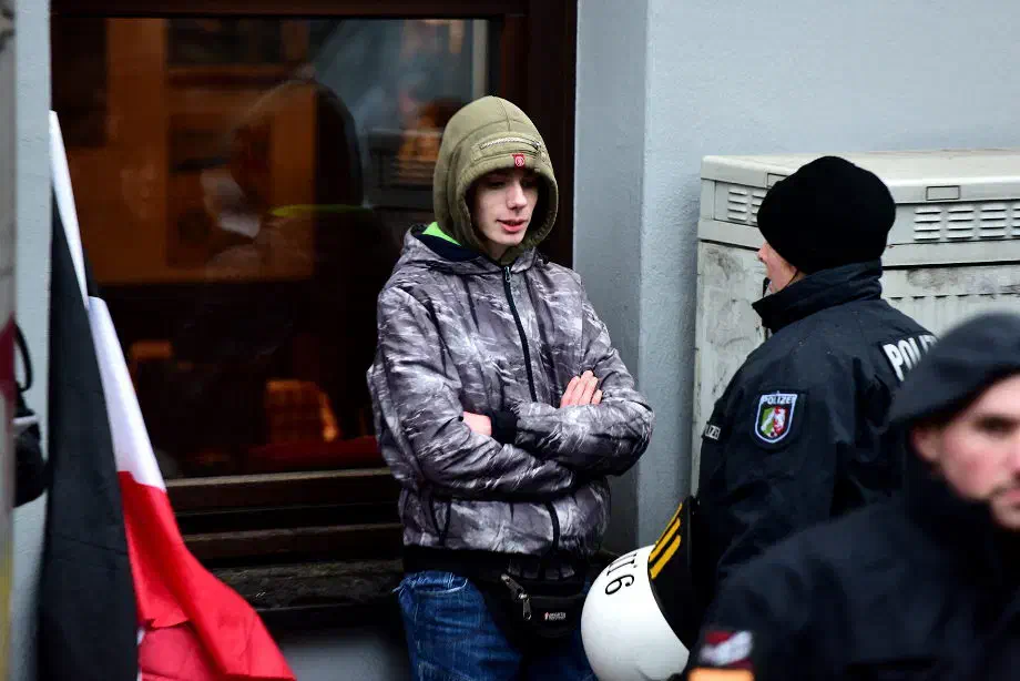 Auch dieser Neonazi wurde durch die Polizei von der Veranstaltung ausgeschlossen. Zuvor hatte dieser einen Pressefotografen mit einer Fahnenstange attackiert.