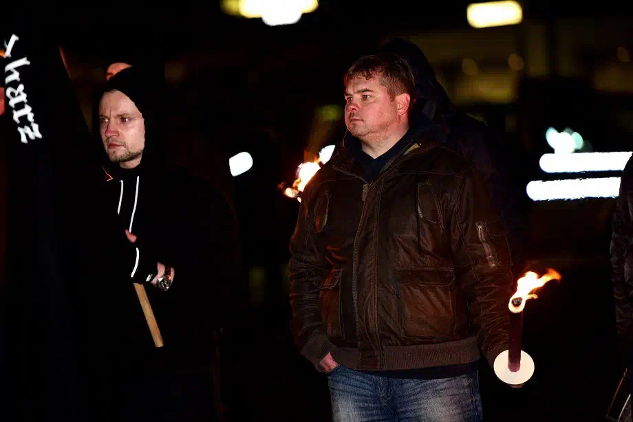 Der Bremer Neonazis und Parteimitglied Michael Kurzeja während der Zwischenkundgebung. Kurzeja gilt als Führungsperson der Partei in Bremen. Der dortige Landesverband zeigte sich zuletzt allerdings weitestgehend handlungsunfähig.
