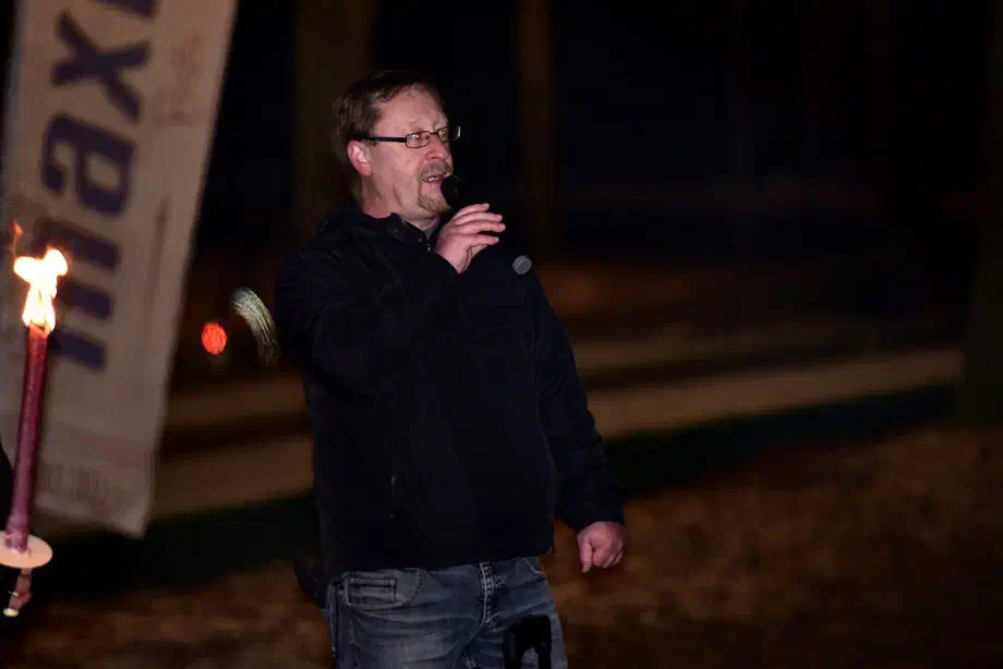 Dieter Riefling während seines Redebeitrages...