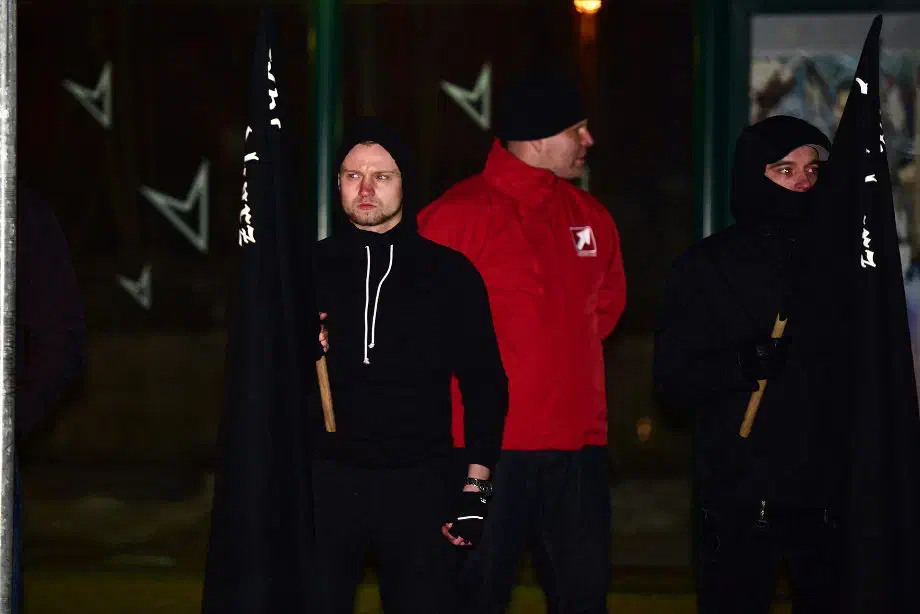 Abschlusskundgebung am Bahnhof. Im Hintergund mit roter Jacke befindet sich Enrico Biczysko Landesvorsitzender der Neonazipartei in Thüringen.