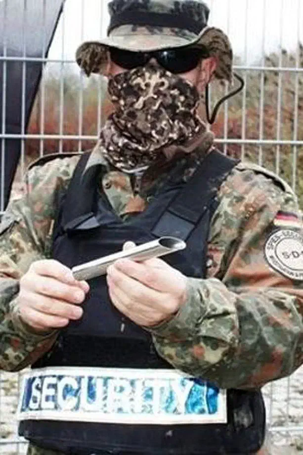 Mit diesem selbstgebauten "Defence Stick", den man als "Alltagsgegenstand, zur Abwehr von Angriffen einsetzen kann" Der Einsatz der spitzen Seite nimmt dabei die Tötung bzw. Schwerstverletzung von Angreifer*innen in Kauf. Ein Umstand, der Ralf Spies nicht davon abhielt im Internet für den "druckvollen" Gebrauch dieser Waffe zu werben.