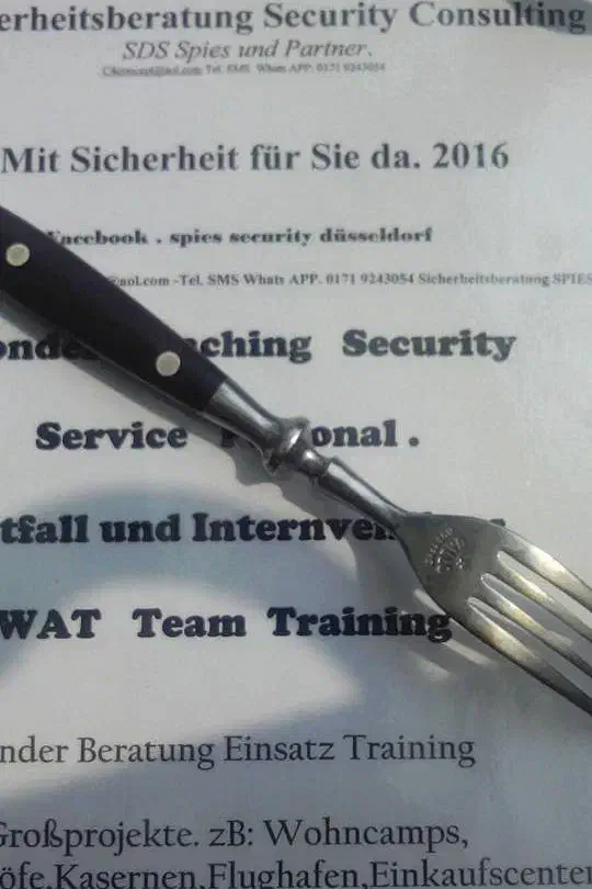 Aber auch andere Alltagsgegenstände, beispielsweise dieses "Eßwerkzeug" eignen sich, nach Ralf Spies, hervorragend um Gegner*innen "auszuschalten". Dazu heißt es: "Sollte irgendein Attentäter an Euch vorbeigehen" dann "nutzt die Gelegenheit". Auch wenn "ihr Mädchen, Kinder, Jugendliche seid, untrainierte Bürohansels.. Leute schnappt Euch einfach so nen Gegenstand. Stecht dem Typen oder der Frau einfach in Fressbrett. [...] Mal sehen wieviel Jungfrauen auf ihn warten". Wichtig dabei: "Stecht nicht nur einmal zu, stecht solange zu, bis der Angriff beendet ist".