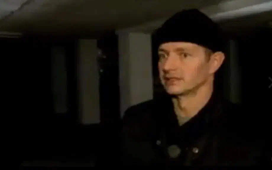 Bei dem Anschlag im Juli 2000 wurden durch herumfliegende Splitter zehn Personen zum Teil lebensgefährlich verletzt, eine schwangere Frau verlor ihr ungeborenes Kind. Bei den Verletzten handelte es sich allesamt um Teilnehmer eines Sprachkurses in der ASG. Ein Großteil davon waren jüdische Einwanderer aus den damaligen GUS-Staaten. An dem selbstgebastelten Sprengsatz, einer mit TNT gefüllte Rohrbombe, konnten erst jetzt, rund 17 Jahre später, DNA-Spuren sichergestellt werden, die zur Identifizierung des Täters führten.