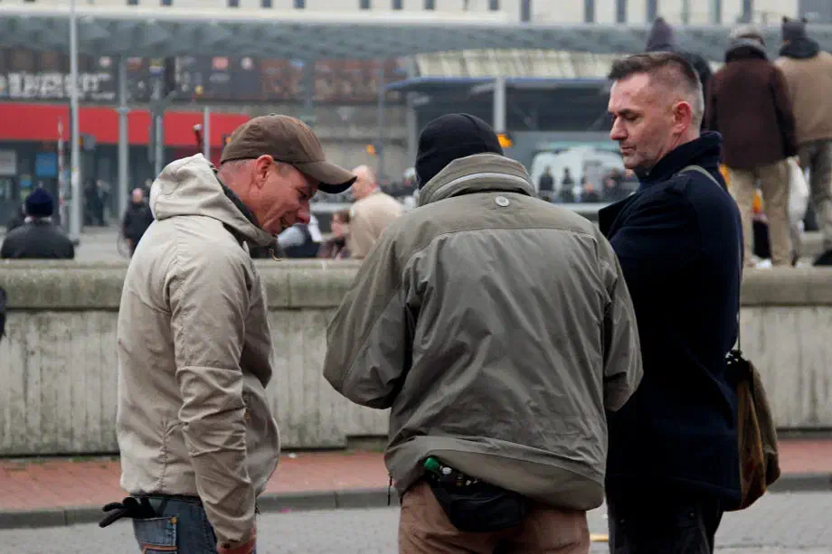 Andreas-Dieter Iloff (rechts) im November 2014 in Hannover. Iloff war Teilnehmer eines Aufmarsches der sogenannten "HoGeSa", einer strukturübergreifenden Neonazivereinigung. Hier im Gespräch mit Peter Hallmann, der zuletzt in Ostwestfalen-Lippe einen Stützpunkt der Neonazipartei "Der Dritte Weg" gründete.