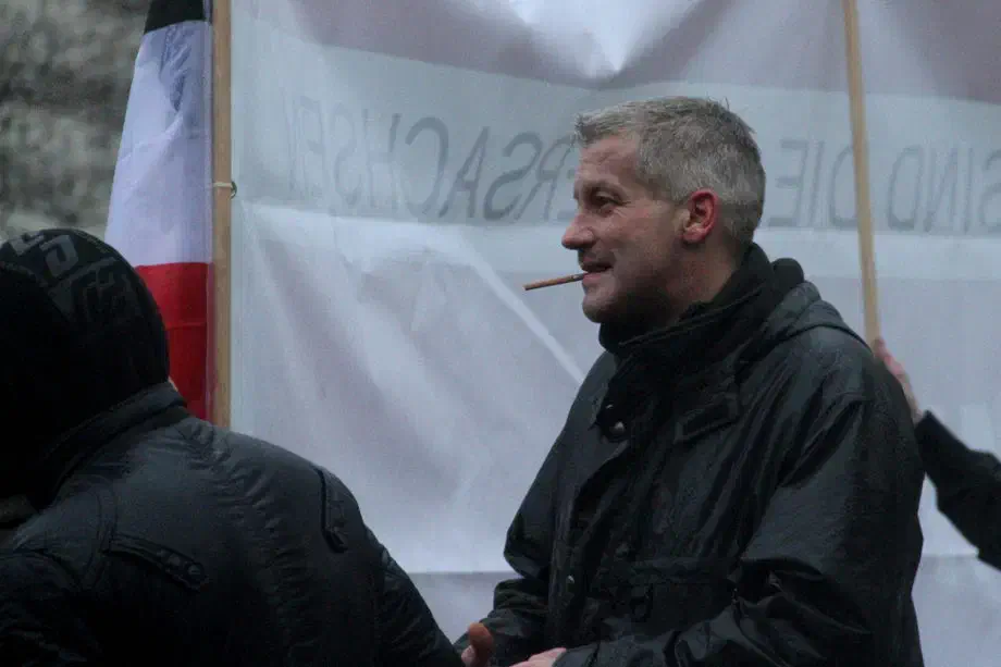 Das AfD Mitglied Marc A. im Oktober 2013 während einer Kundgebung der NPD in Hannover als Teilnehmer der sogenannten "NPD-Flaggschiff-Tour", bei der NPD-Aktivist*innen zahlreiche Kundgebungen in Niedersachsen durchführten.