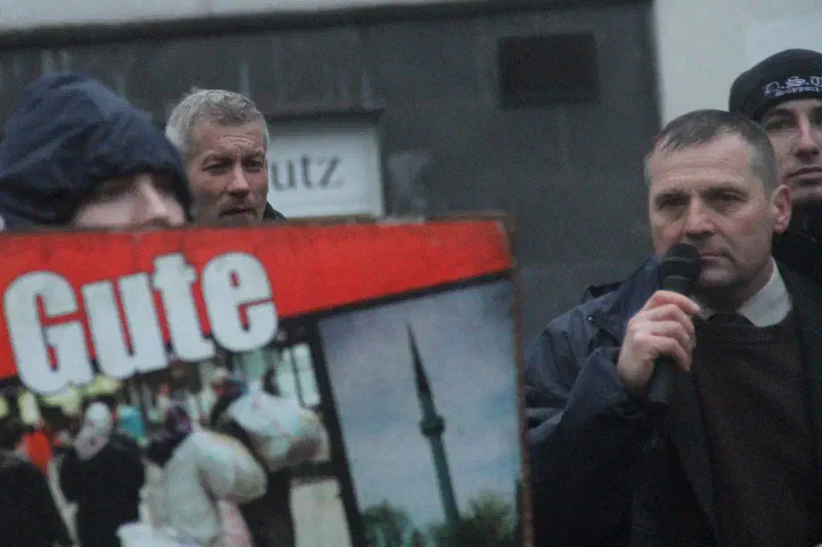 Mark A. (links) während eines Redebeitrags des NPD-Funktionärs
Udo Pastörs im Oktober 2013 in Hannover.