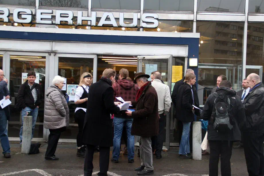 Die Versuche der AfD-Niedersachsen Verbindungen in die organisierte Neonaziszene von sich zu weisen, erscheinen angesichts der Einbindung rechtsradikaler Funktionäre in die eigenen Parteistrukturen als wohlkalkulierte Lippenbekenntnisse. Der Auftritt des Landesvorsitzenden Hampel bei einem Treffen des rechtsradikalen Vereins "Arbeitskreis für Deutsche Politik" zeigt sich bei genauer Betrachtung nur als zusätzlicher Tropfen auf dem ohnehin schon heißen Stein.