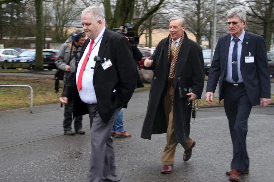 Bei der Aufstellungsversammlung am vergangenem Samstag erhielt der 59-jährige ehemalige Journalist Hampel 346 von 407 abgegebenen Stimmen und wurde somit zum Spitzenkandidaten der AfD-Niedersachsen gekürt. Seine Kandidatur schien jedoch nie gefährdet: die meisten der Hampel-Kritiker waren dem Parteitreffen ferngeblieben. Auch der ebenfalls in Hannover anwesende stellvertretende Bundesvorsitzende Alexander Gauland hatte sich zuvor hinter Hampel gestellt.