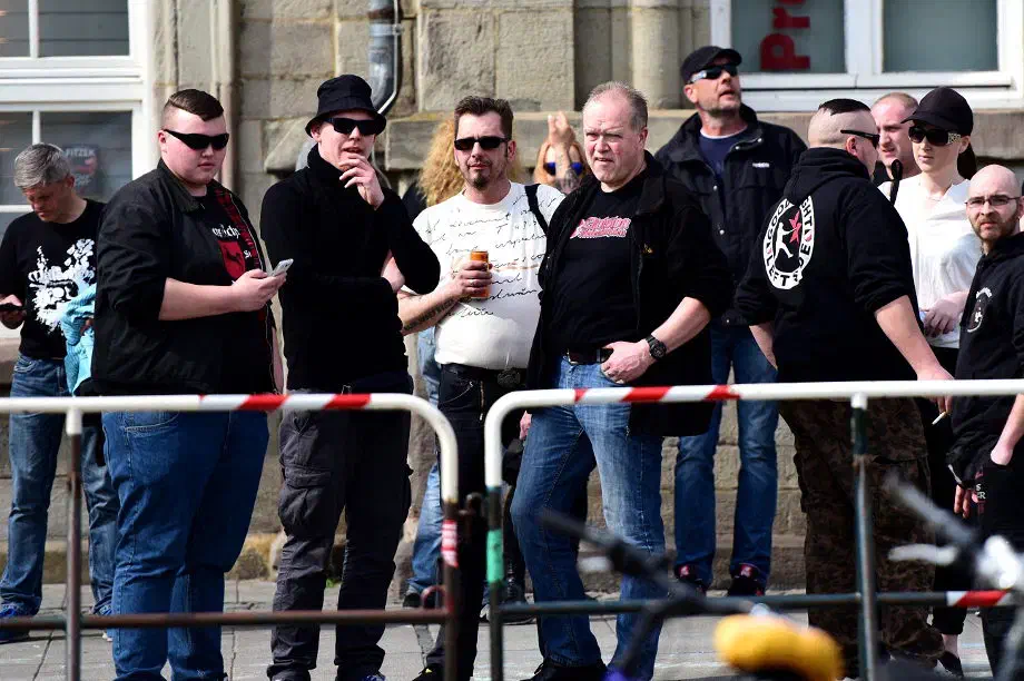 Bis zuletzt hatten die Veranstalter*innen aus den Strukturen der Neonazigruppierung "Freundeskreis Thüringen-Niedersachsen" versucht über "Egoprobleme, Partei und Orgastrukturen hinweg" Teilnehmer*innen zu mobilisieren. Dabei sei es egal, wie der "Freundeskreis" im Vorfeld mitteilte, ob es sich dabei um "weichgespülte AfD'ler oder richtig harte NS'ler" handele... 