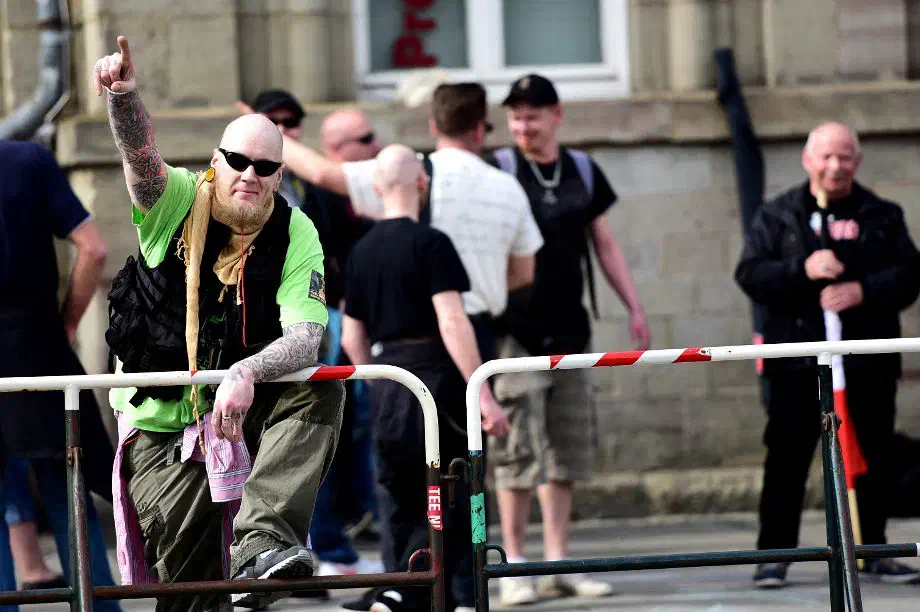 Insgesamt sammelten sich somit am vergangenen Wochenende etwas 100 organisierte und unorganisierte Neonazis in Göttingen. Diese machten keine Anstalten ihre Gesinnung zu verbergen. (Hier ein Neonaziaktivist mit dem strafrechtlich relevanten Keltenkreuz am Handgelenk). Die Sicherheitsbehörden machten im Verlauf des Veranstaltungstages nur wenig Anstalten das Zeigen neonazistischer Symbolik zu unterbinden. Mehrere sogenannte Hitler-Grüße, offen gezeigte NS-Symbolik, Bedrohungen, selbst Angriffe auf Pressevetreter*innen blieben weitestgehend ungeahndet. (Dazu später mehr im Verlauf der Gallery).