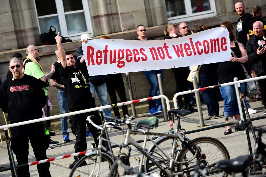 Die Neonazikundgebung auf dem weitestgehend abgesperrten Bahnhofsvorplatz wurde von lautstarken Protest zahlreicher Gegendemonstrant*innen begleitet.