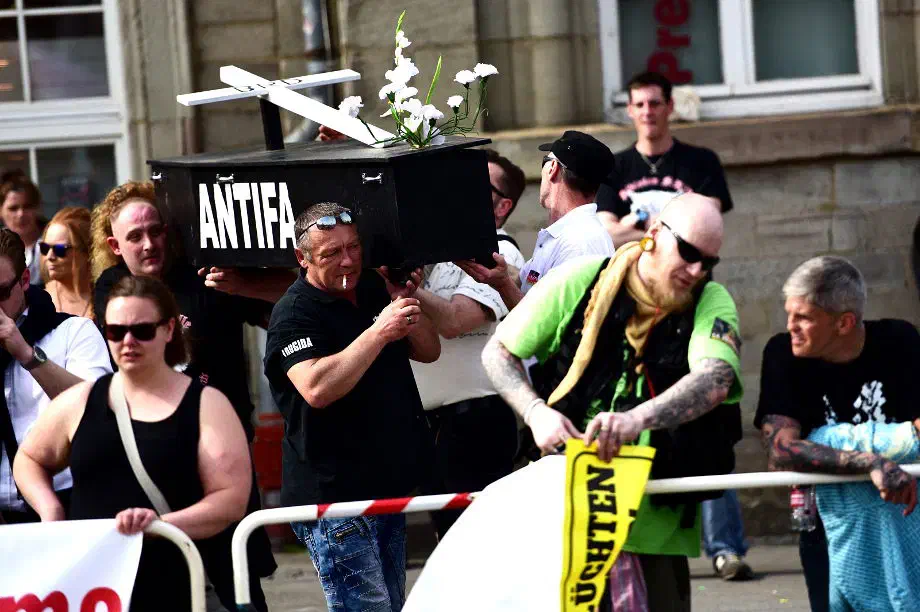 Thüringische Neonazis aus den Strukturen der sogenannten "Thügida" beim Tragen eines Holzsarges, mit dem dem symbolisch die "Demokratie", die "BRD" und die "Antifa" zu Grabe getragen werden sollte.