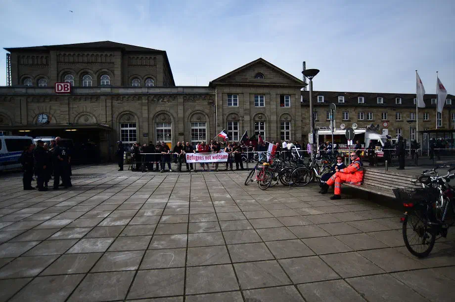 Die angekündigte Neonazi-Großveranstaltung fand letztlich nur im kleinen Rahmen statt. Auch das Jens Wilke und der "Freundeskreis" den Führungsanspruch alteingesessener Strukturen in den vergangenen Monaten mehrfach in Frage stellten, dürfte der Mobilisierung nicht zuträgich gewesen sein. Inwieweit der "Freundeskreis" den angekündigten Umsturz bis 2018, angesicht der nun aufgezeigten personellen Ressourcen bewerkstelligen will, blieb am vergangenen Wochenene allerdings das Geheimnis von Wilke.
