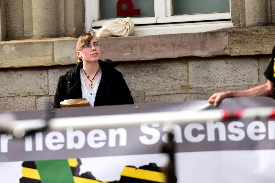 Die NPD-Niedersachsen, für die Wilke bei der letzten Landtagswahl als Kandidat in Erscheinung trat, hielt sich mit Unterstützung ebenfalls weitestgehend zurück. Lediglich der Vorsitzende des NPD Unterbezirkes Ostfriesland-Friesland Jens Wagenlöhner sowie Natalia Miesner vom NPD Unterbezirk Stade (hier im Bild) und niedersächsische NPD-Listenkandidatin zur anstehenden Bundestagswahl, waren als Vertreter*innen nach Göttingen gereist.