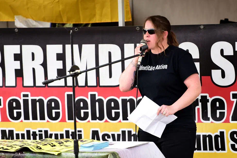 Melanie Dittmer, Führungsaktivistin der inzwischen aufgelösten Neonazivereinigung "Dügida" während eines Redebeitrages in Göttingen. Dittmer nutze die Gelegenheit um unter anderem für eine positive Bezugnahme und Verklärung des Faschismus.