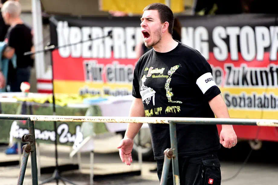 Auch die eingeteilten Ordnerkräfte der Neonazikundgebung zeichneten sich nicht unbedingt durch Zurückhaltung aus. Stattdessen suchten diese zielsicher die "Kommunikation" mit Gegendemonstrat*innen.