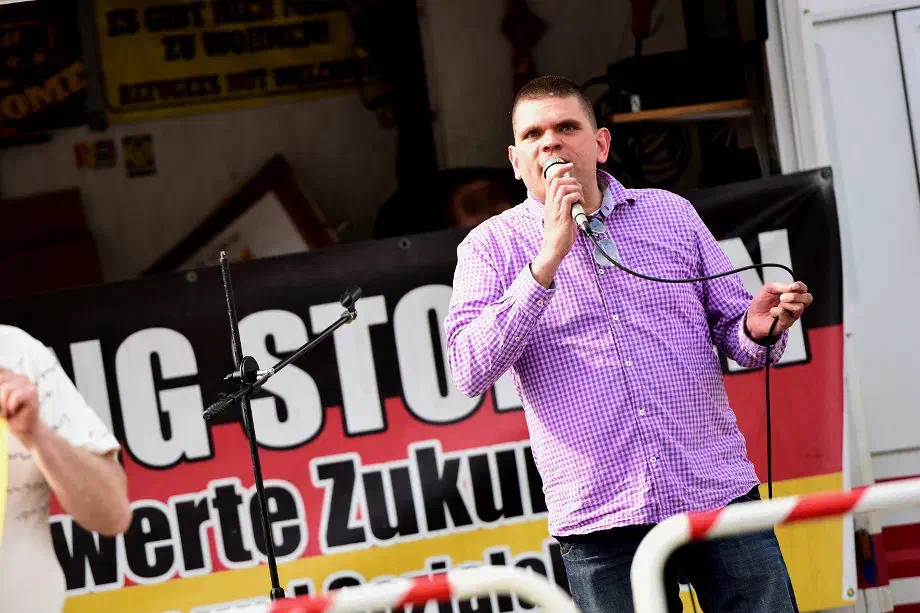 Der sächsische Neonaziaktivist Alexander Kurth während seines Redebeitrages. Anders als Melanie Dittmer beschäftigte sich Kurt nicht mit komplizierten ideologischen Fragestellungen. Er beschränkte sich angesicht des von ihm formulierten "baldigen Umsturzes" auf die offene Bedrohung anwesender Pressevertreter*innen.