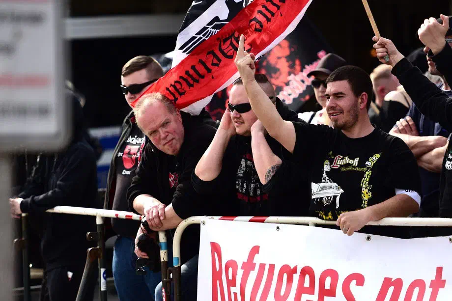 ...Ordnerkräfte der Neonaziszene bei der Arbeit...