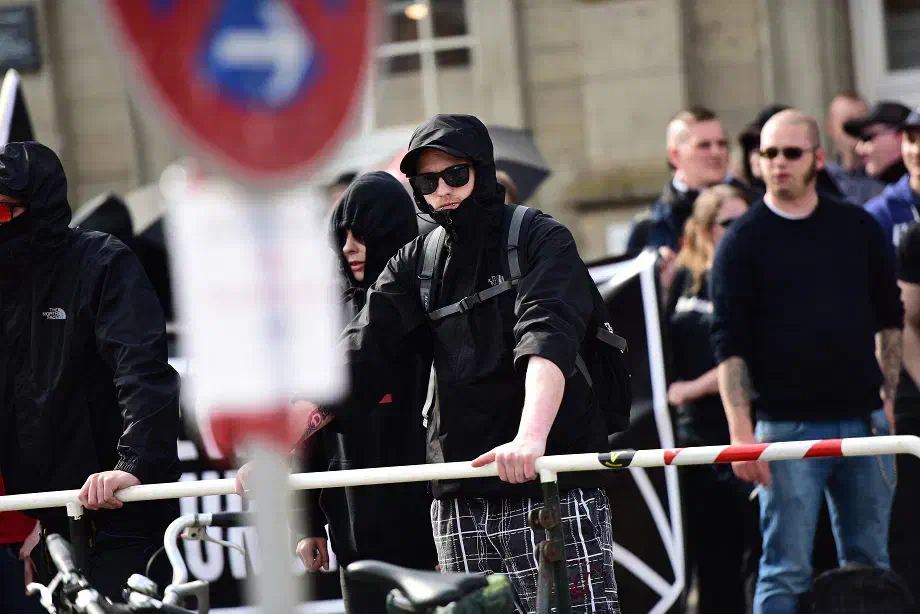 Auch ein Dutzend, zumeist jugendlicher Neonazis aus dem Spektrum der sogenannten "Autonomen Nationalisten", welche nunmehr unter der Bezeichnung "Anti-Kap" in Erscheinung treten, reisten am vergangenen Wochenende nach Göttingen. 