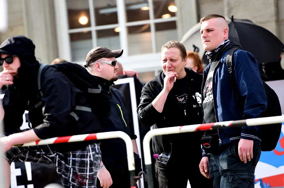 Bildmitte: Der bereits erwähnte Jens Wagenlöhner, seines Zeichens Vorsitzende des derzeitig weitestgehend handlungsunfähigen NPD Unterbezirkes Ostfriesland-Friesland. Wagenlöhner trat in Göttingen, wie bereits in den vergangenen Monaten bei anderen Gelegenheiten als parteifreier Neonazi-Aktivist in Erscheinung.
