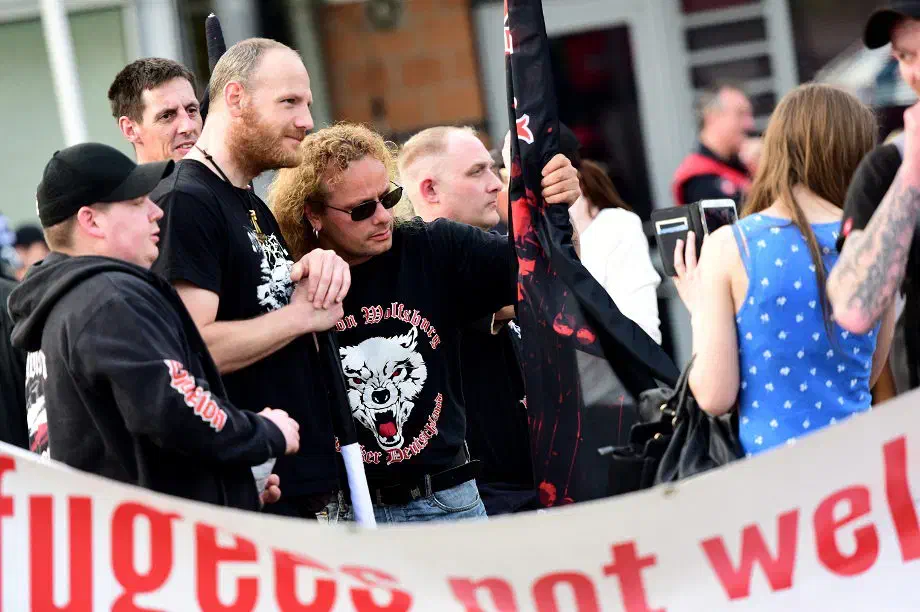 Obligatorische Erinnerungsfotos von Neonazis... gemeinsam mit Aktivisten der Neonazigruppierung "Berserker Wolfsburg"
