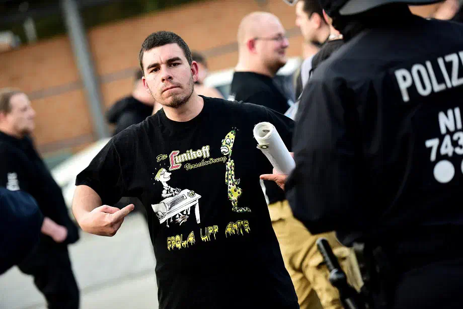 ... Das hier präsentierte T-Shirt bezieht sich auf ein von der Bundesprüfstelle indiziertes Album der Rechtsrockszene. In Northeim konnte allerdings, wie bereits zuvor im Göttingen offen dafür geworben werden.