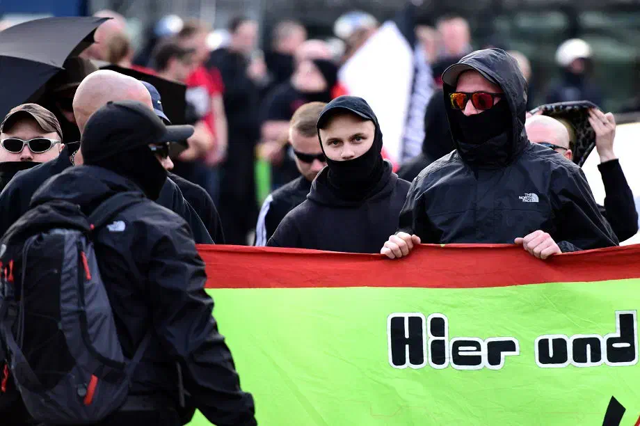 Vermummungsverbote sind von gestern... Auch hier ließ die Polizeiführung Großzügigkeit walten... 