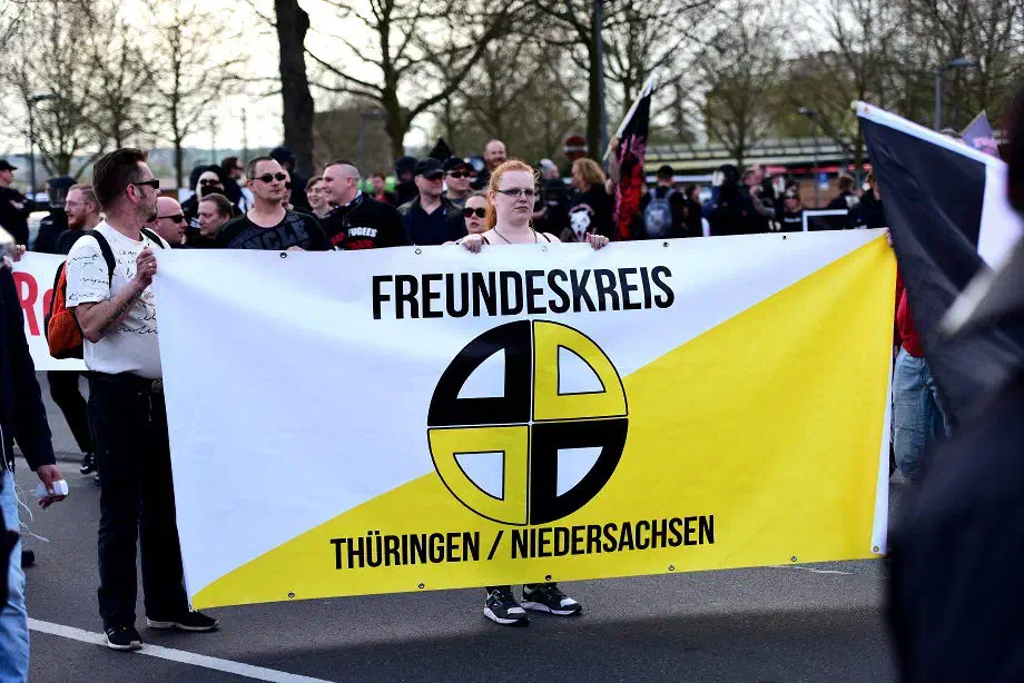Transparent des "Freundeskreises". Und auch dieses Logo fndet sich in der "NS-Romantik" wieder. So kann das Erkennungszeichen des "Freundeskreises" zum einen als Bezugnahme zum Keltenkreuz wie auch als farblich veränderte Variante von Insignien des SS-Panzergrenadier Regiments 23 ("Norge") gedeutet werden. 