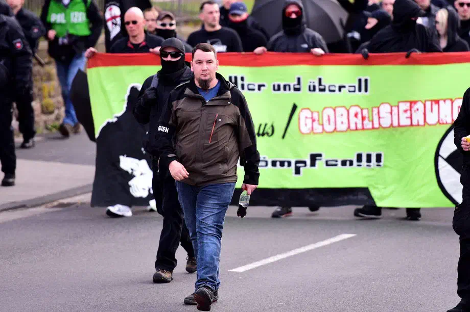 Als Anmelder der "Spontandemonstration" trat der Neonaziaktivist Benjamin Krüger in Erscheinung. Der ehemals im Großraum Hannover wohnhaft Krüger ist inzwischen nach Sachsen-Anhalt verzogen.