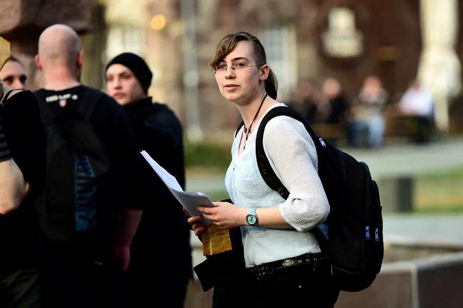 Die NPD-Bundestagskandidatin Natalia Miesner. Diese nutze die Veranstaltung vordergründig um Unterstützer*innen für die Wahlzulassung der NPD für die anstehende Bundestagswahl zu erhalten. Entsprechende Unterschriftenlisten wurden von ihr freigiebig verteilt.