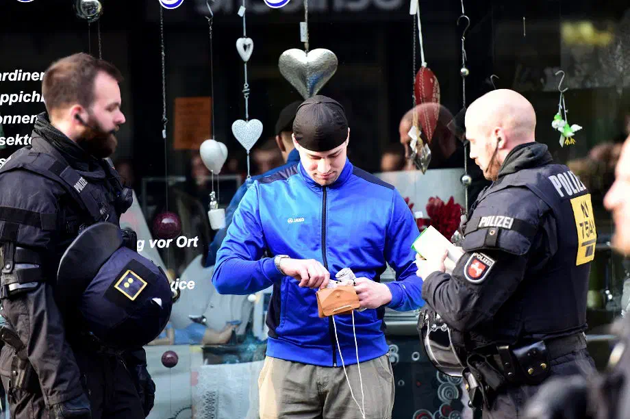Nachdem es zu einer Auseinandersetzung mit Besucher*innen einer Gaststätte gekommen war, kamen die eingesetzen Polizeibeamten nicht umhin eine Personalienkontrolle durchzuführen. Wenige Augenblicke wurde ein Pressefotograf von einem weiteren Neonazi attackiert. Ein Umstand der hingegen nur ermahnende Worte durch die Polizeikräfte zur Folge hatte.