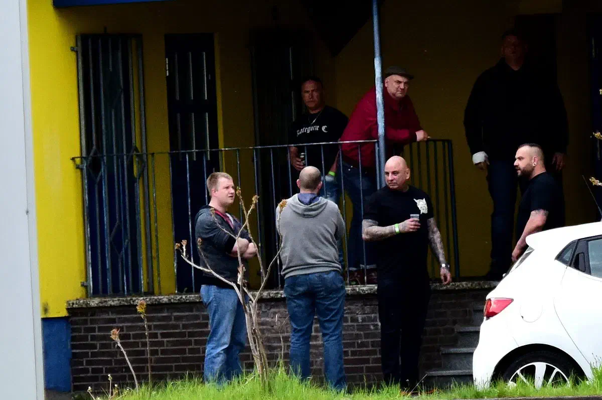 Unter den angereisten Teilnehmer*innen befanden sich einschlägige Personen der organisierten Neonaziszen wie beispielsweise der Hamburger Neonazi Thorsten de Vries. Der langjährige Neonazi scheiterte zuletzt mit dem Versuch zum 12.09.2015 in Hamburg eine Hooligan-Demonstration anzumelden. In den letzten Wochen entdeckte de Vries verstärkt seine Nähe ins Rechts- und Nazirockmilleu. Wiederholt postete er, in Anspielung auf die Bremer Rechtsrockband "Kategorie C" in sozialen Netzwerken Bilder welche mit dem Label "KC Crew Hamburg" versehen waren.